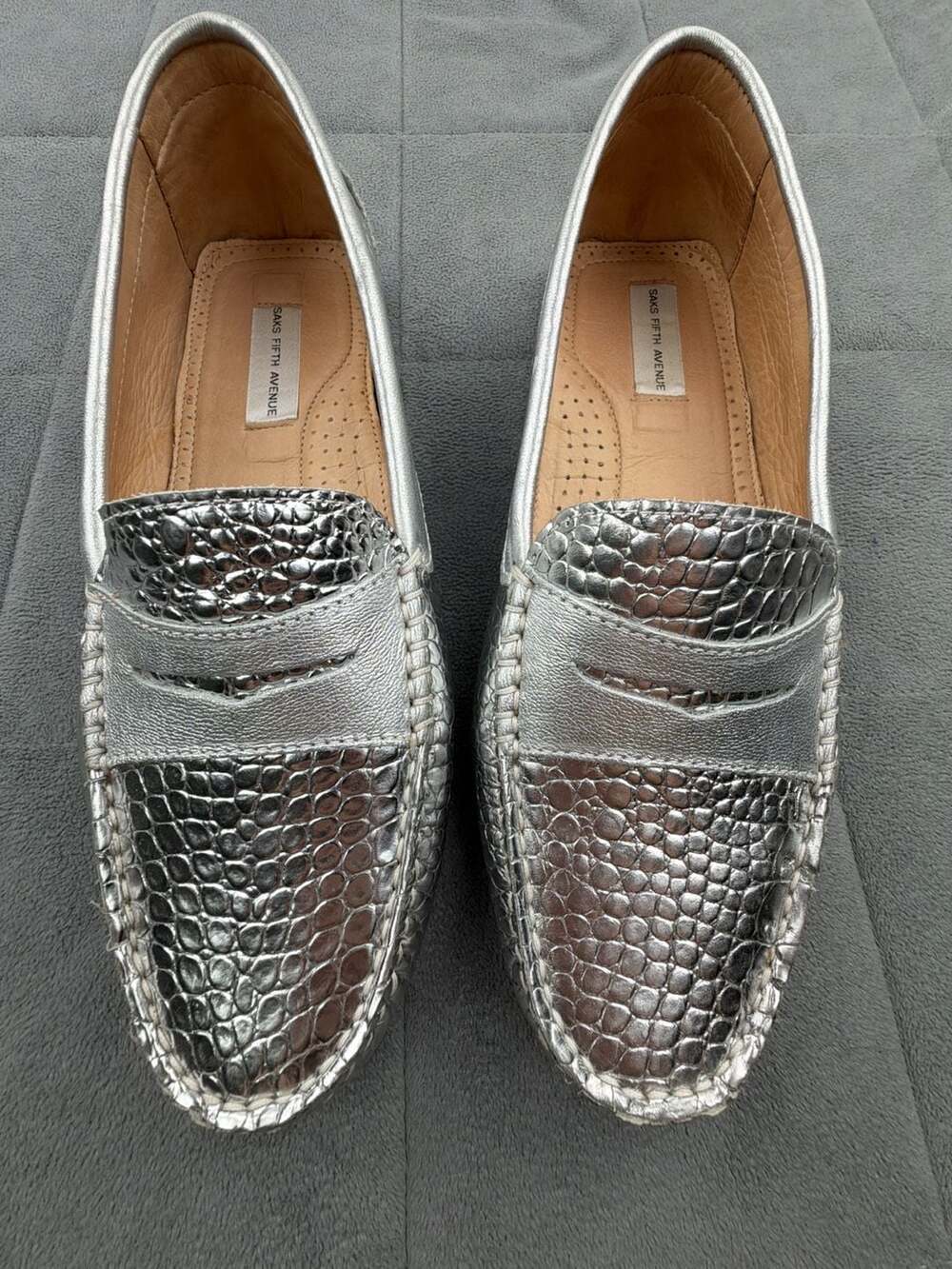 Saks Fifth Avenue SFA 7902 Driving Moccasins Size 8.5 Silver Croc